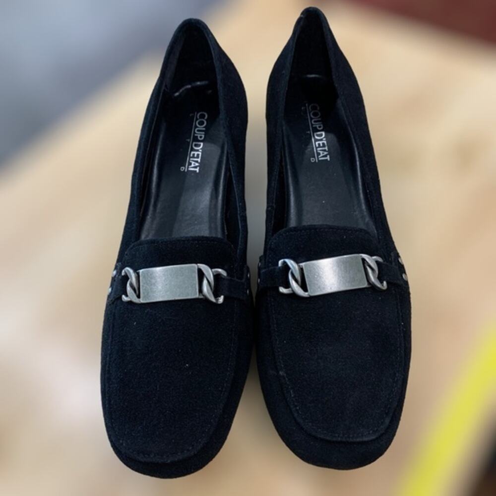 Coup D’etat black leather flats. 1.5” heel metal chain toe detail size 9.5 M‎